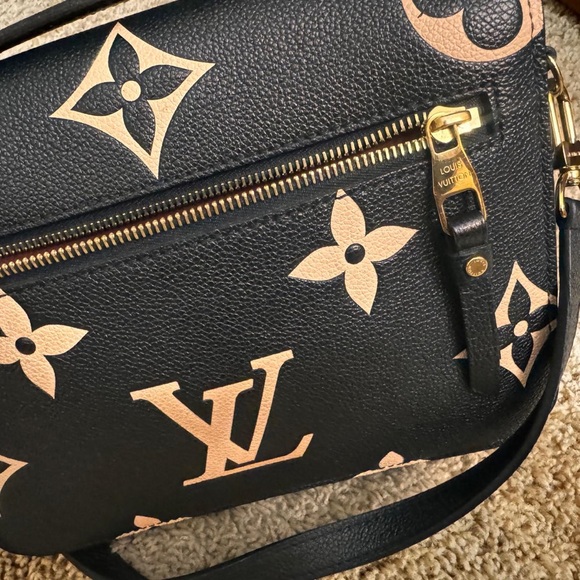 Louis Vuitton
Pochette Metis Bicolor Monogram Empreinte Giant. - Picture 4 of 12